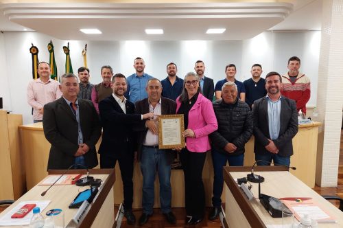 Câmara de Soledade entrega Moção de Parabéns ao casal Milton e Elena Dornelles