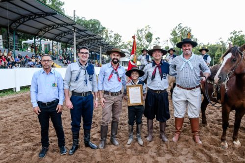 Câmara de Soledade entregou homenagem a Luiz Otávio Costa dos Santos na abertura do XVI Rodeio Internacional