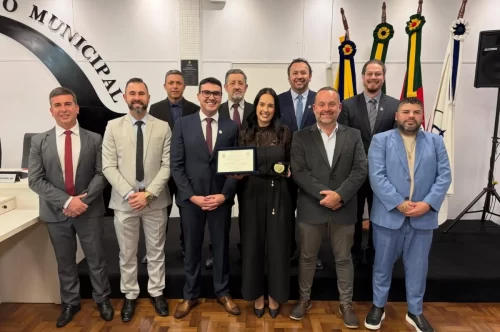 Camila Brum de Azambuja recebe Medalha do Mérito Comunitário em Soledade