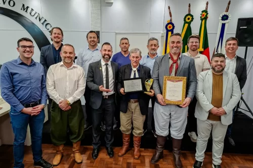 Valmor Lourenço Cavalini é agraciado com o Troféu Força do Campo pela Câmara de Soledade
