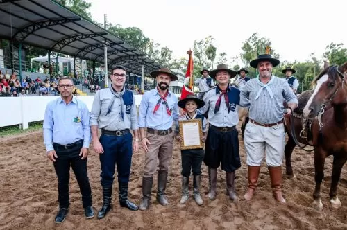 Câmara de Soledade entregou homenagem a Luiz Otávio Costa dos Santos na abertura do XVI Rodeio Internacional